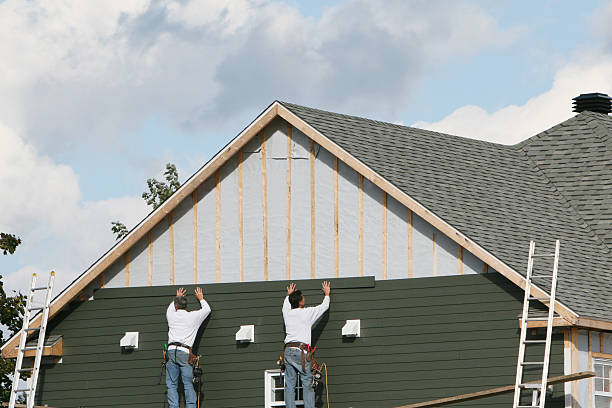 Professional Siding Installation technician working in New Canton, VA